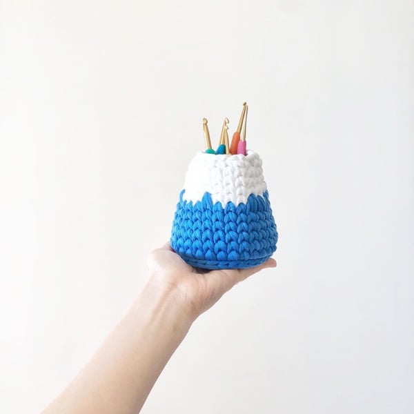 Mount Fuji crochet pot holding gold crochet hooks